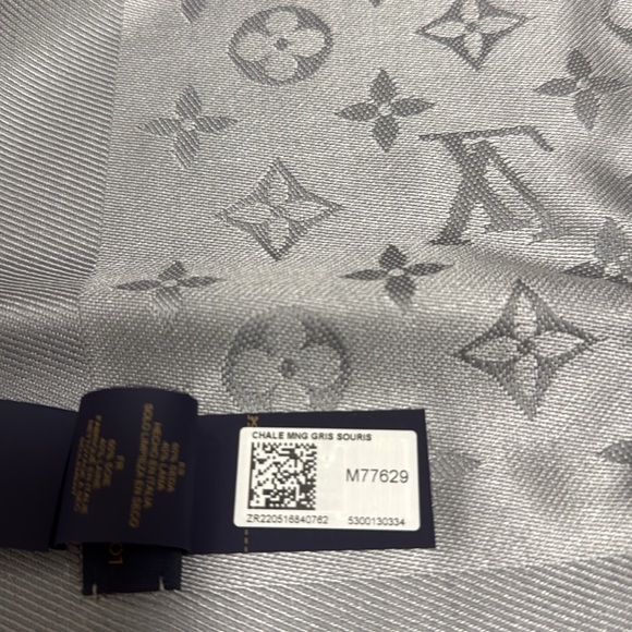 NWOT Louis Vuitton Monogram Classic Shawl in Grey Souris. - Picture 7 of 7